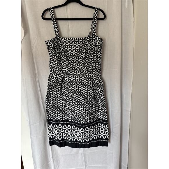 Karin Steven’s Size 16 Printed Dress - Picture 7 of 7